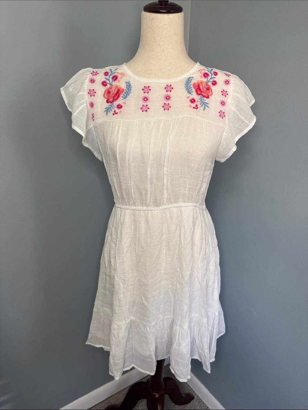 NWOT mine White Women’s Floral Embroidery Dress Sz L